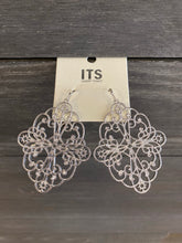 Load image into Gallery viewer, Scalloped Filigree Earrings